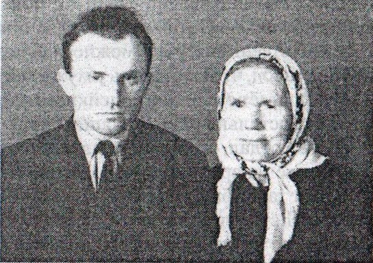 Василий Матяш с мамой Анной Кондратьевной в день возвращения из заключения. 1967 год