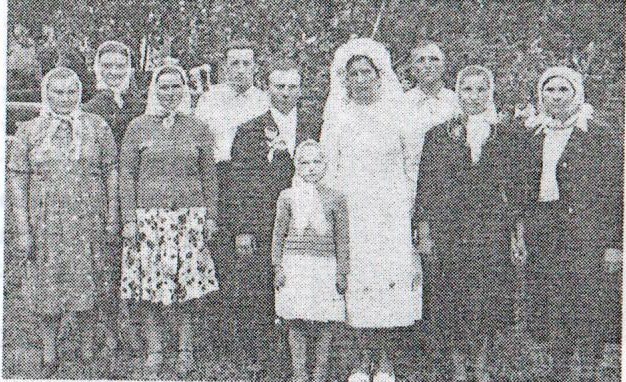 Василий и Анастасия Матяш в день бракосочетания вместе с родными и близкими. 1968 год